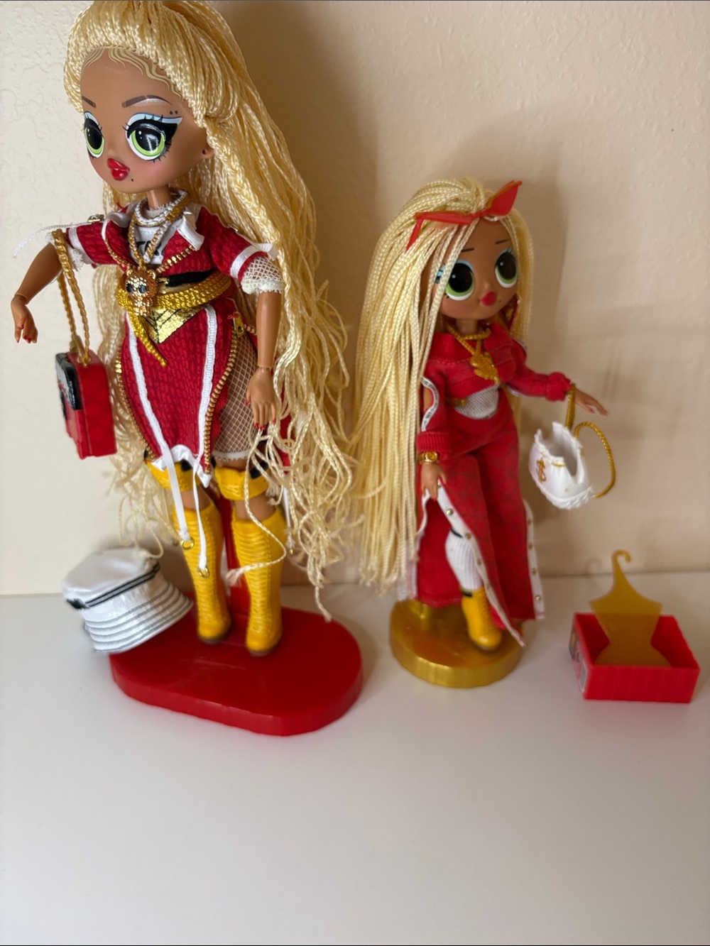 Set of. 2 L.O.L. SWAG Surprise Fierce Fashions Dolls in Red and Gold Outfits - Picture 9 of 14